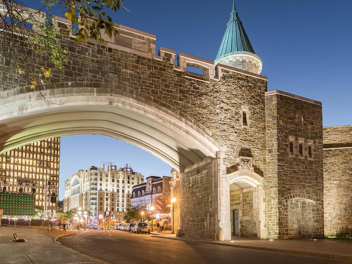 Les fortification de Québec (Porte Saint-Jean). Photo © Jeff Frenette, Office du tourisme de Québec